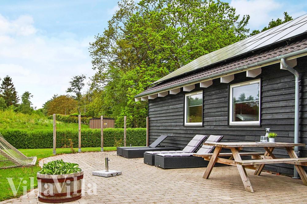 På terrassen i sommarhus nr 223 finns det plats för upp till 18 gäster.