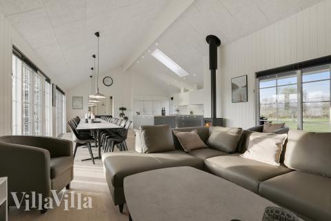 I soffhörnan i lyxstuga 415 i Fyn och öar kan ni spela brädspel eller titta på film tillsammans.