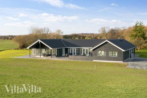 Den praktfulla poolstugan nr 415 med plats för 26 personer ligger i Fyn och öar