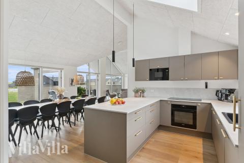 Köket i lyxstuga nr 665 är utrustat så att ni kan laga mat till 14 personer.