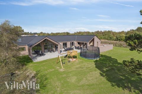 Den praktfulla poolstugan nr 699 med plats för 26 personer ligger i Nordjylland