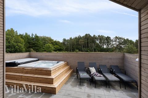 Njut av spabadets värme i lyxstuga nr 699 i Nordjylland