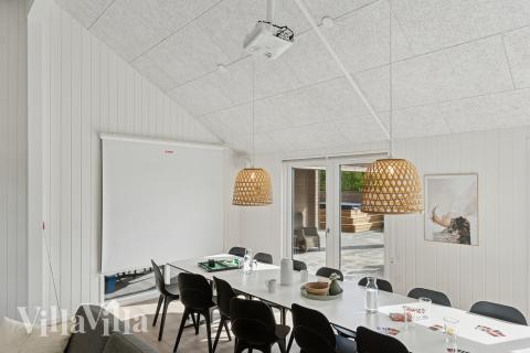 Det stora ljusa vardagsrummet i lyxstuga nr 699 för 26.