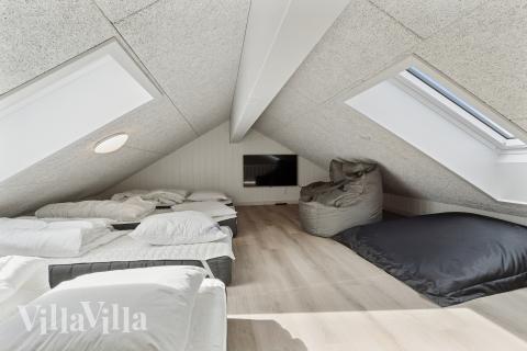 Några av de 26 sovplatserna finns på loftet i lyxstuga nr 699