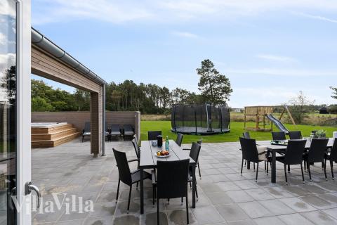 Lyxstuga nr 699 har en härlig terrass med sköna trädgårdsmöbler för 26 personer.