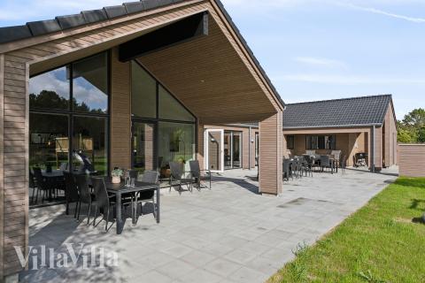 Njut av en grillkväll på terrassen i lyxstuga nr 699 i Nordjylland