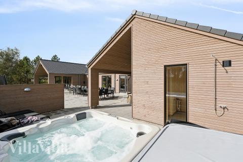 Lyxstuga nr 699 erbjuder bland annat ett härligt spabad