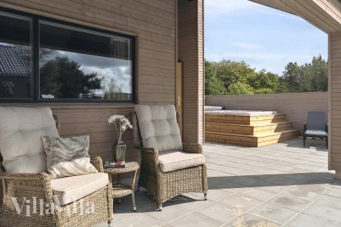 På terrassen i sommarhus nr 699 finns det plats för upp till 26 gäster.