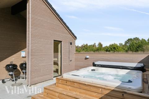 Det finns bubbelpool och 10 sovrum i lyxstuga nr 699.