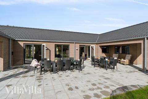Stor terrass i lyxstuga nr 699 i Nordjylland.