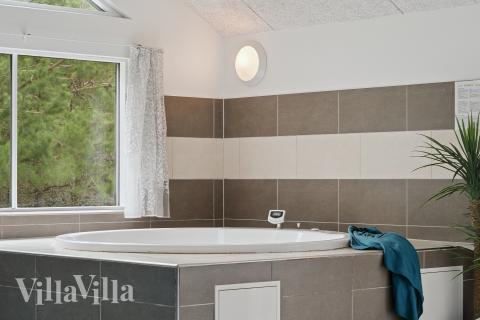 Njut av spabadets värme i lyxstuga nr 387 i Vestjylland