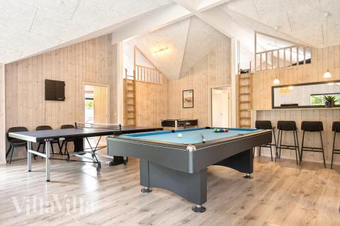Förutom de många timmar som du kan tillbringa i stugans poolavdelning erbjuder lyxstuga 387 även biljard, bordtennis och dart