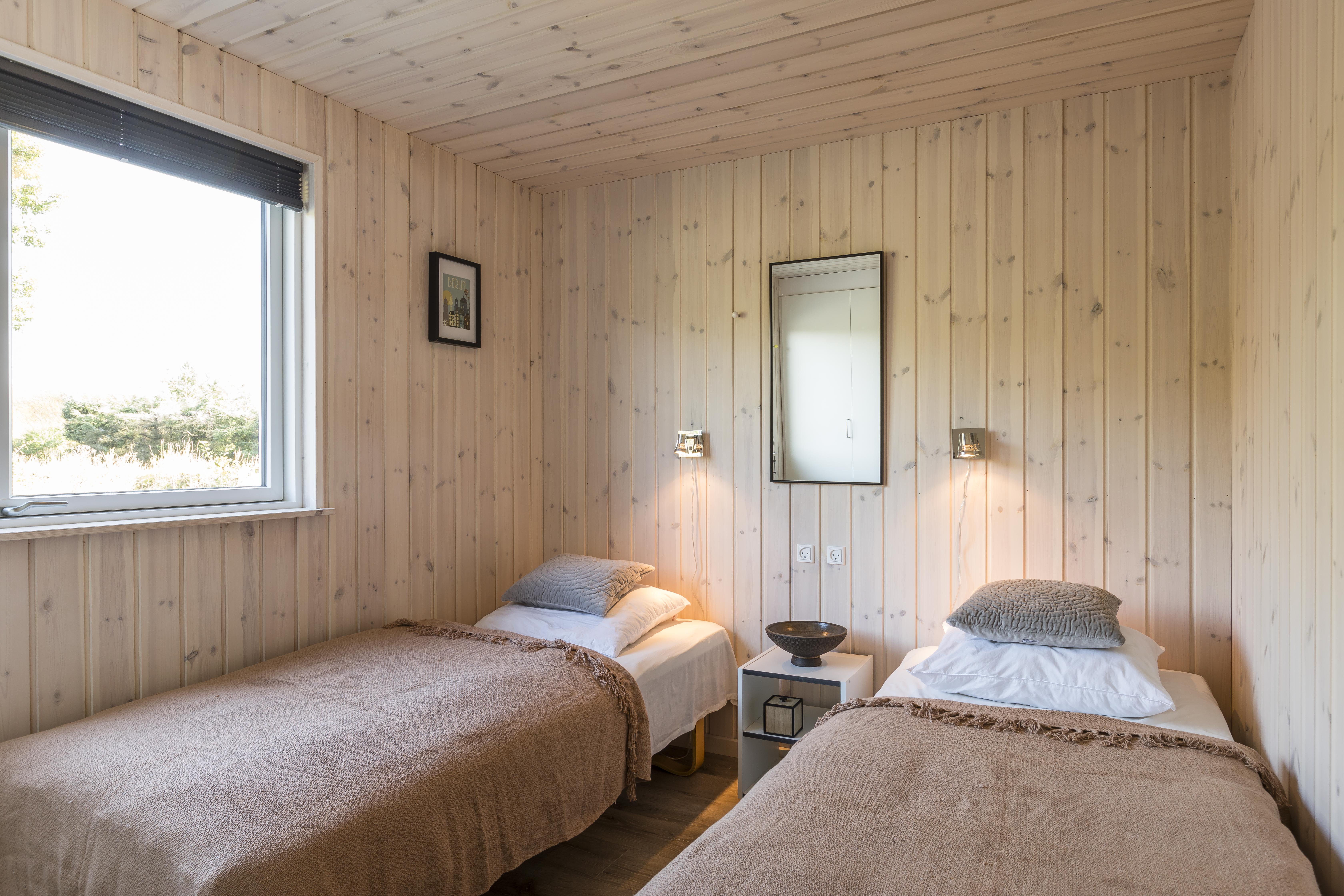 Ett av de 9 utmärkta sovrummen i lyxstuga nr 387 i Vestjylland.