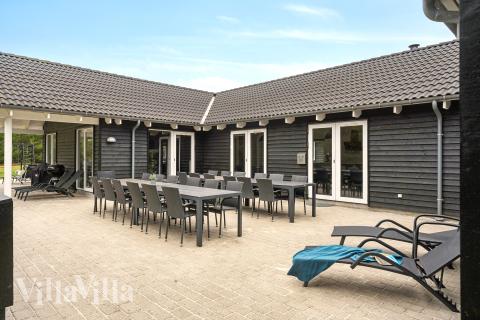 Lyxstuga nr 387 har en härlig terrass med sköna trädgårdsmöbler för 24 personer.