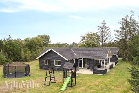 Den praktfulla poolstugan nr 387 med plats för 24 personer ligger i Vestjylland