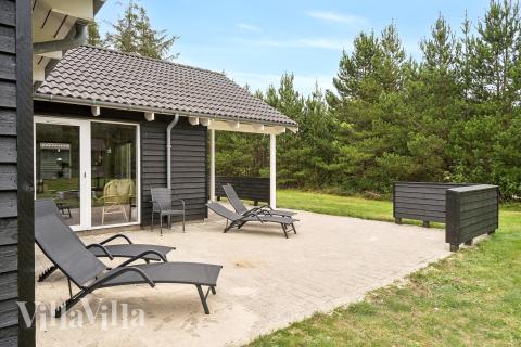 Njut av en grillkväll på terrassen i lyxstuga nr 387 i Vestjylland