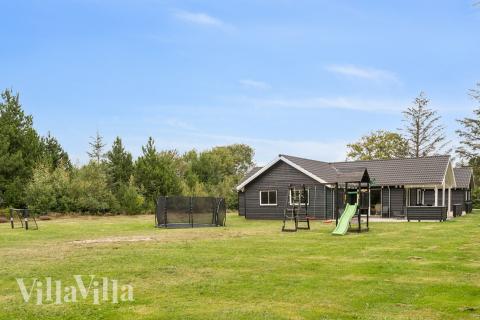 Till den trevliga sommarstugan nr 387 i Vestjylland erbjuds en mängd utomhusaktiviteter, t.ex. lektorn och gungor