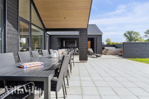 På terrassen i sommarhus nr 655 finns det plats för upp till 14 gäster.