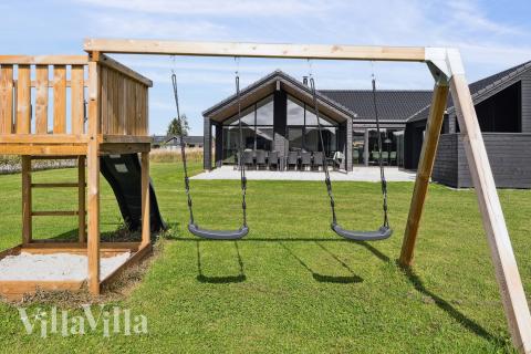 Till den trevliga sommarstugan nr 655 i Fyn och öar erbjuds en mängd utomhusaktiviteter, t.ex. lektorn och gungor