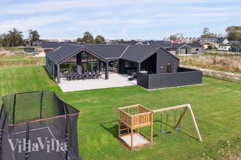 Den praktfulla poolstugan nr 655 med plats för 14 personer ligger i Fyn och öar