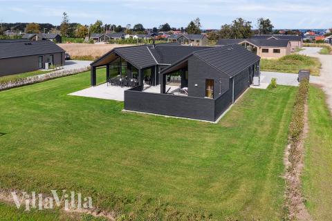 Den tjusiga sommarstugan nr 655 med gott om plats för upp till 14 personer