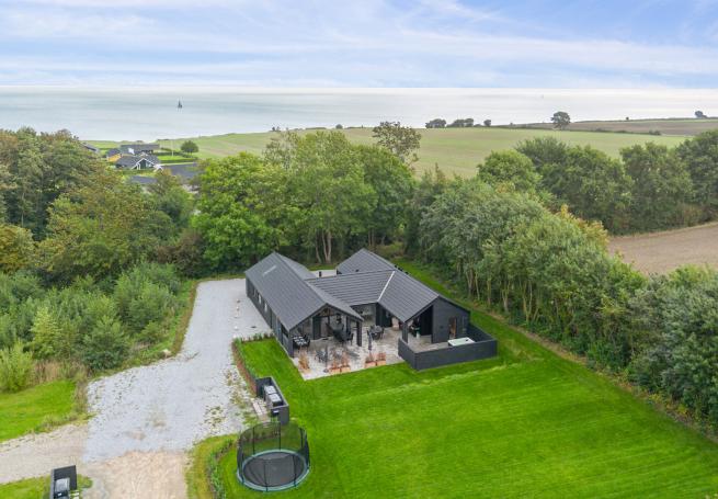 Den praktfulla poolstugan nr 664 med plats för 16 personer ligger i Sydjylland