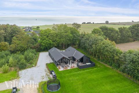 Den praktfulla poolstugan nr 664 med plats för 16 personer ligger i Sydjylland