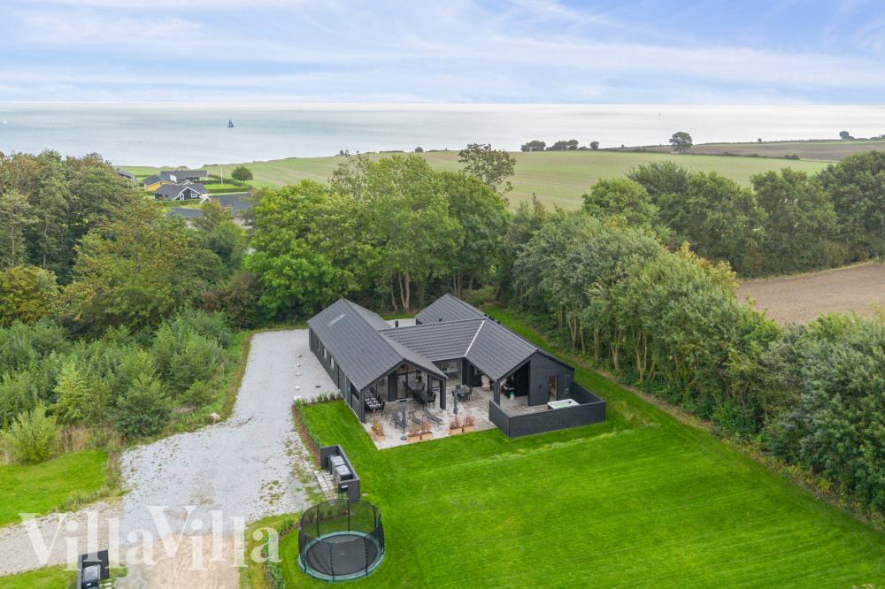 Den praktfulla poolstugan nr 664 med plats för 16 personer ligger i Sydjylland