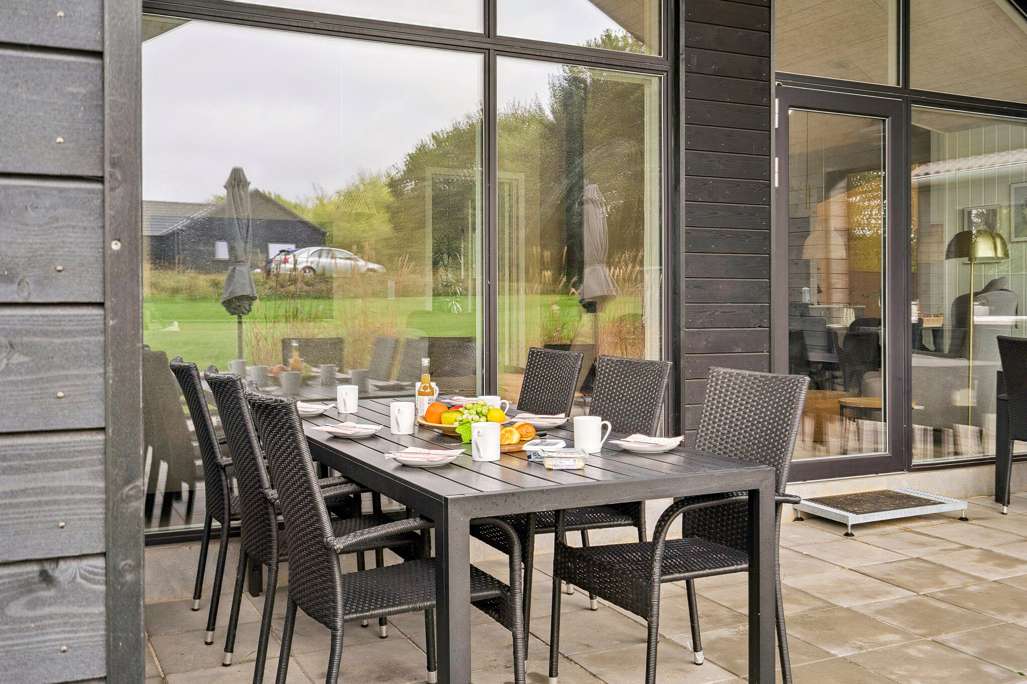 Lyxstuga nr 664 har en härlig terrass med sköna trädgårdsmöbler för 16 personer.