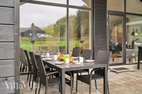 Lyxstuga nr 664 har en härlig terrass med sköna trädgårdsmöbler för 16 personer.