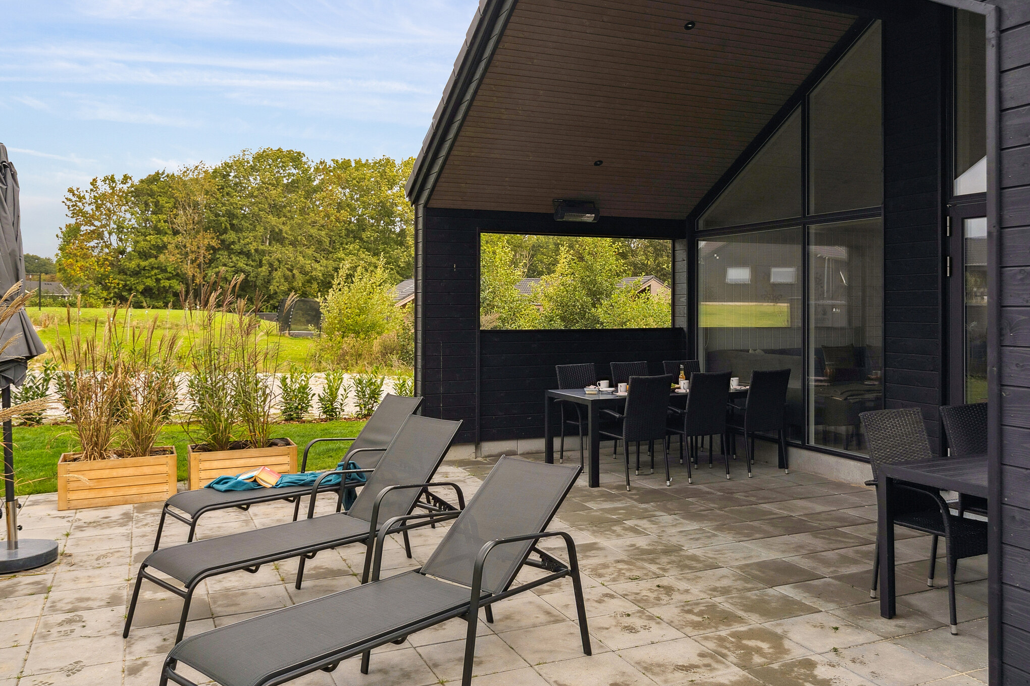 Njut av en grillkväll på terrassen i lyxstuga nr 664 i Sydjylland