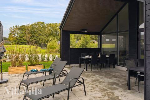 Njut av en grillkväll på terrassen i lyxstuga nr 664 i Sydjylland