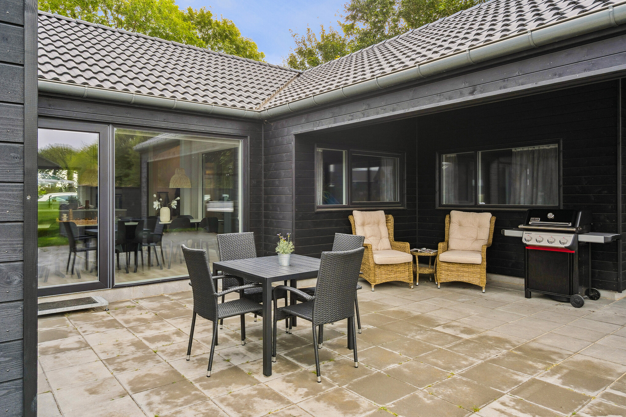 På terrassen i sommarhus nr 664 finns det plats för upp till 16 gäster.