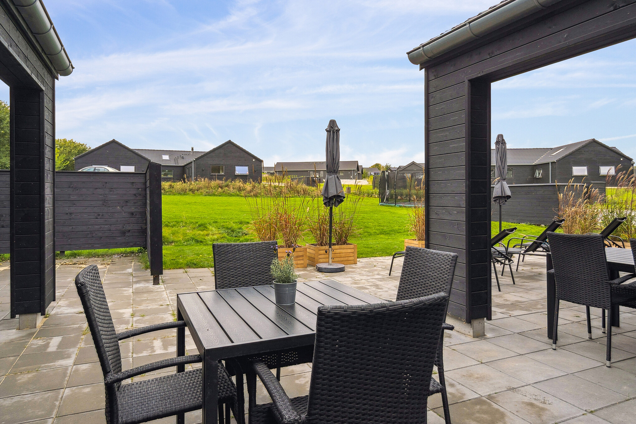 Stor terrass i lyxstuga nr 664 i Sydjylland.