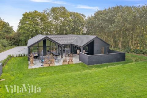 Den tjusiga sommarstugan nr 664 med gott om plats för upp till 16 personer