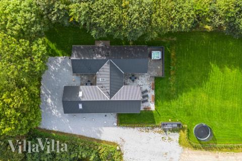 I Sydjylland ligger detta vackra poolhus nr 664 med plats för 16 personer.