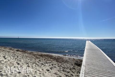 Stranden i närheten av lyxhus 664.