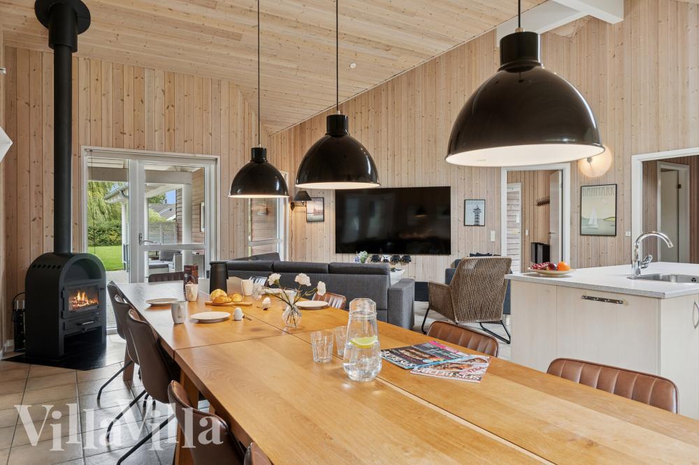Det stora ljusa vardagsrummet i lyxstuga nr 222 för 18.
