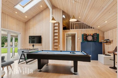Förutom de många timmar som du kan tillbringa i stugans poolavdelning erbjuder lyxstuga 222 även biljard, bordtennis och dart