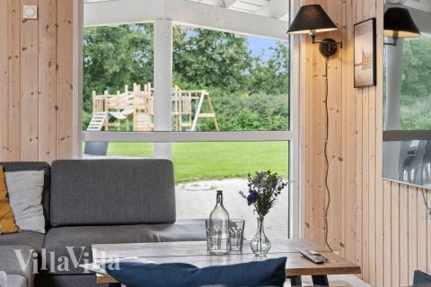 I soffhörnan i lyxstuga 222 i Lolland/Falster/Møn kan ni spela brädspel eller titta på film tillsammans.