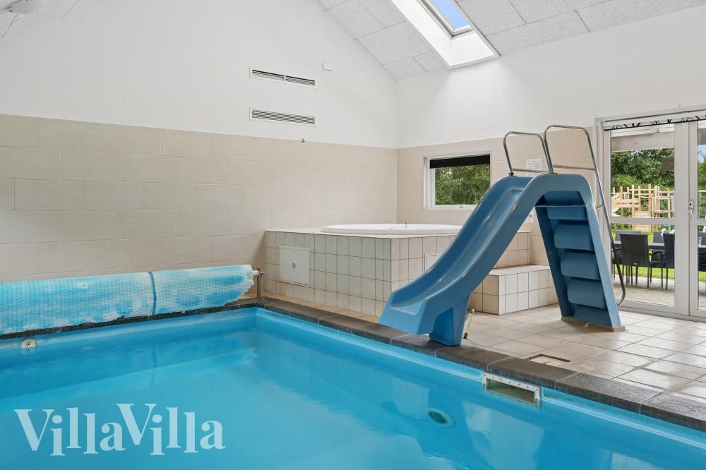 Den härliga poolen i lyxstuga nr 222 för 18 personer