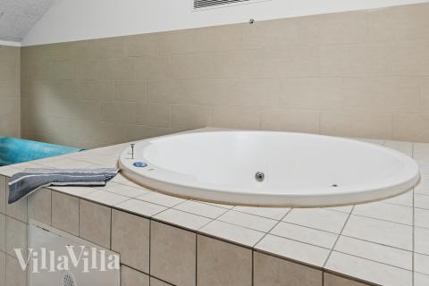 Njut av spabadets värme i lyxstuga nr 222 i Lolland/Falster/Møn