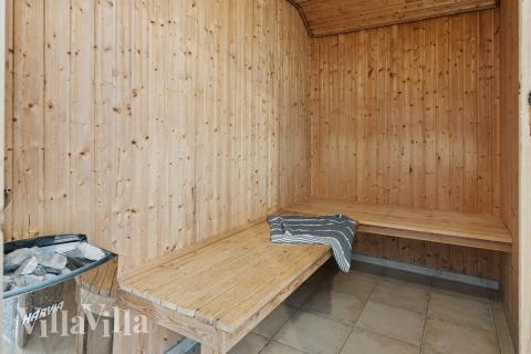 Njut av bastuvärmen i lyxstuga nr 222 för 18 personer