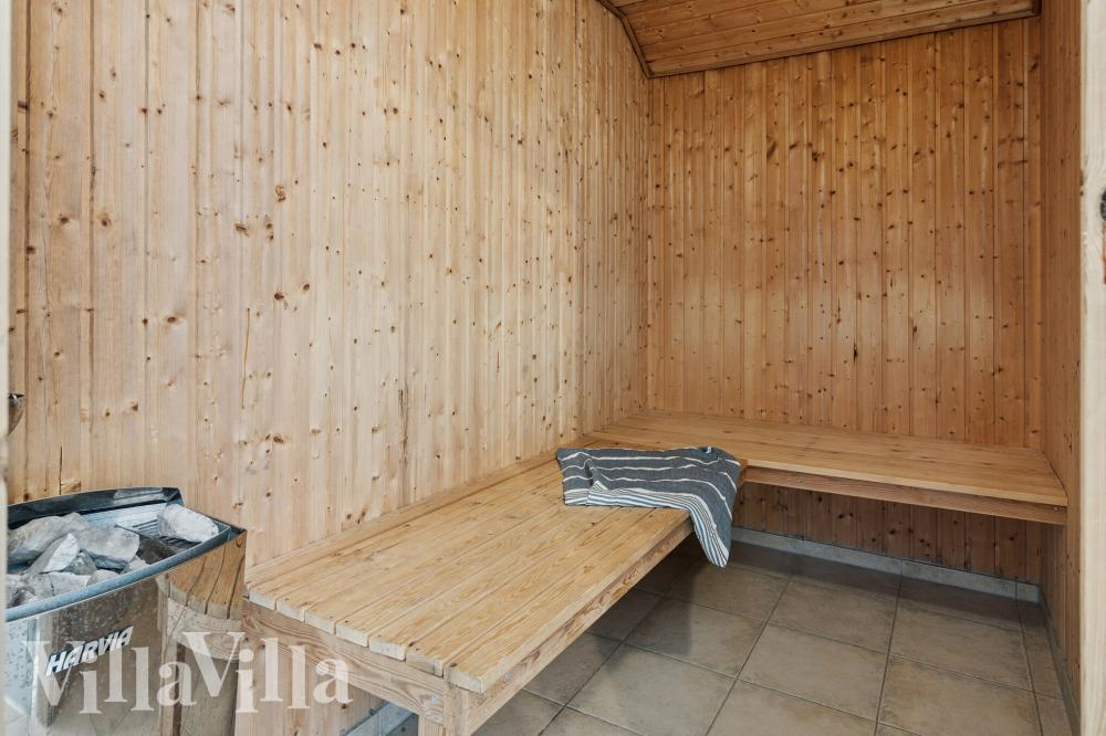 Njut av bastuvärmen i lyxstuga nr 222 för 18 personer