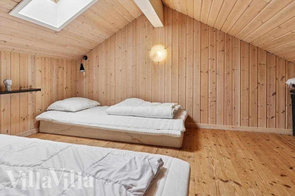 Några av de 18 sovplatserna finns på loftet i lyxstuga nr 222
