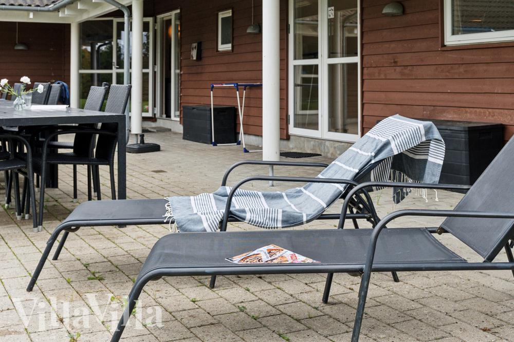 Njut av en grillkväll på terrassen i lyxstuga nr 222 i Lolland/Falster/Møn