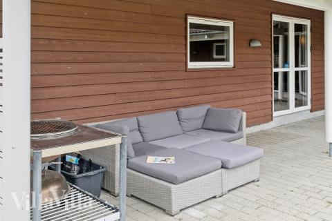 På terrassen i sommarhus nr 222 finns det plats för upp till 18 gäster.