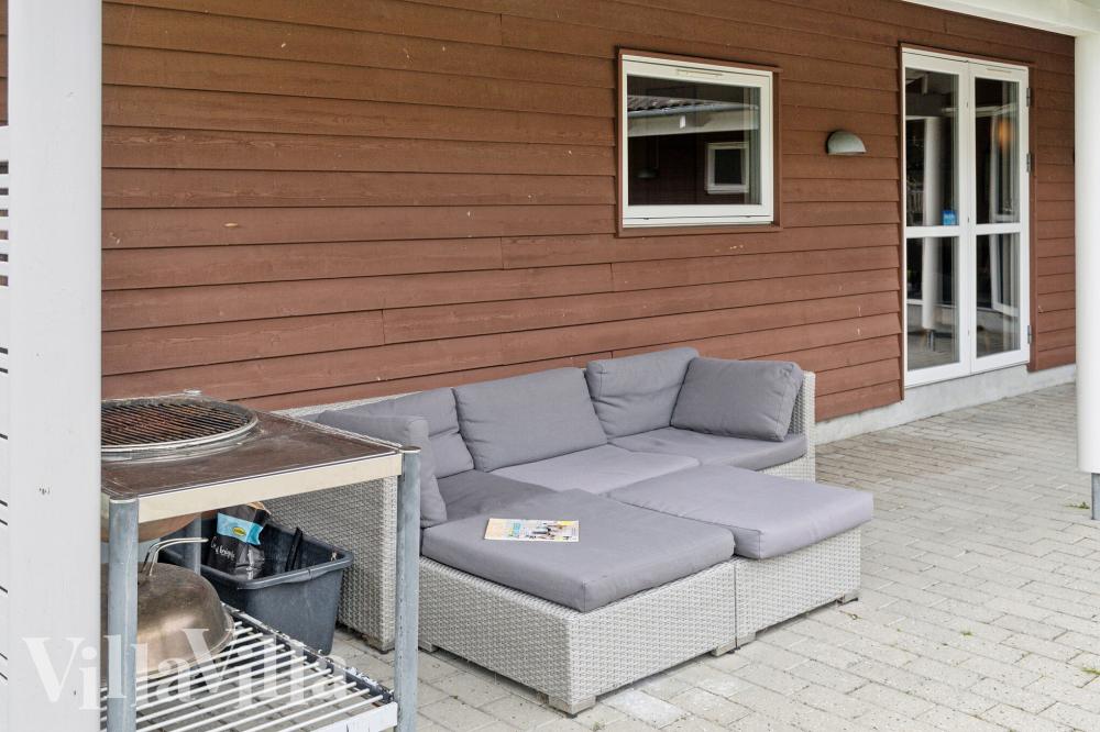 På terrassen i sommarhus nr 222 finns det plats för upp till 18 gäster.