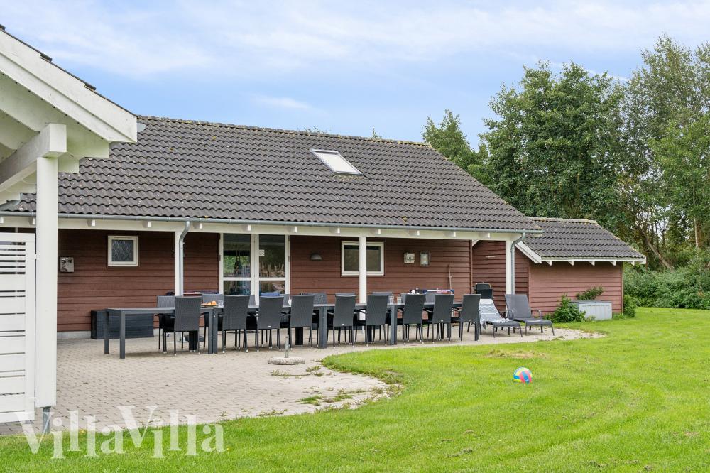 Den praktfulla poolstugan nr 222 med plats för 18 personer ligger i Lolland/Falster/Møn