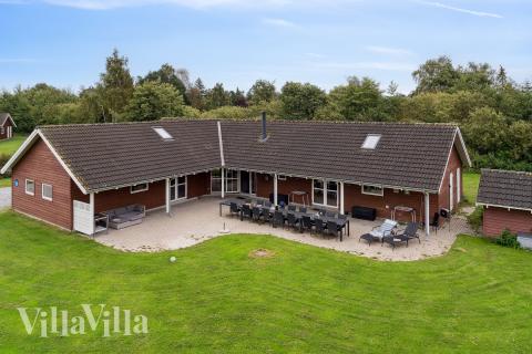 Den tjusiga sommarstugan nr 222 med gott om plats för upp till 18 personer